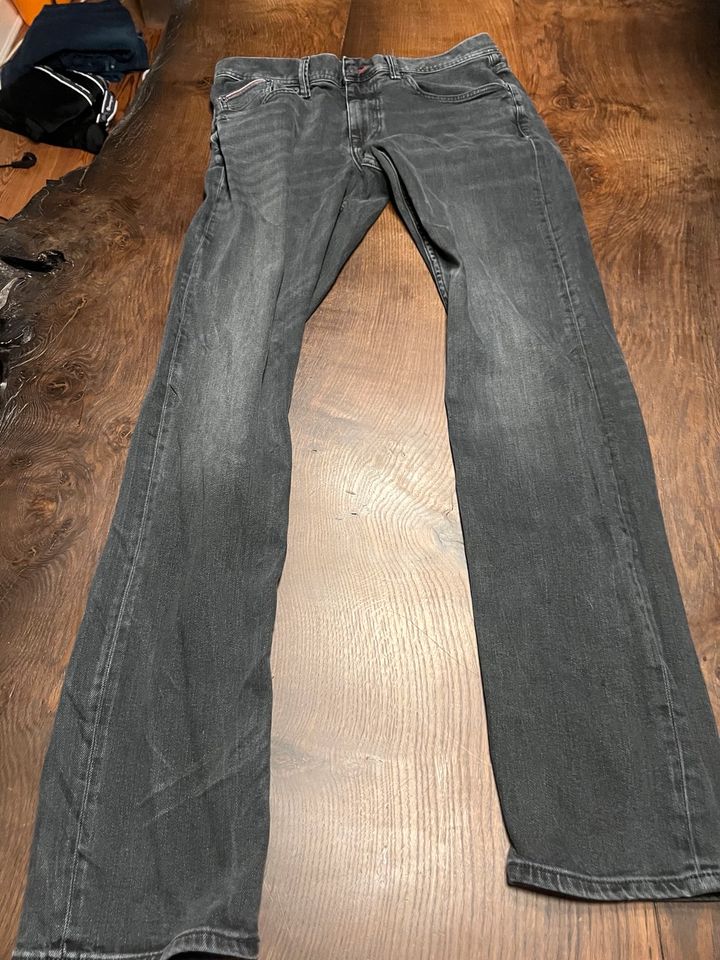 Jeans Tommy Hilfiger Gr. 32/34 in Pinneberg