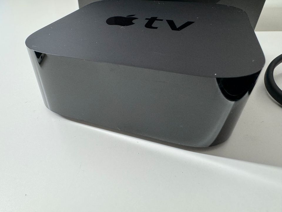 Apple TV 32 GB + Siri Remote 1. Gen • Modell A1625 • TOP in Frankfurt am Main