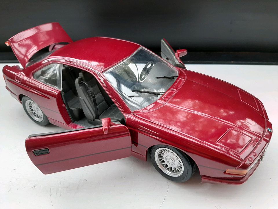 BMW 850i MODELLAUTO MAISTO 1:18 dunkelrot, unbespielt in Forchheim