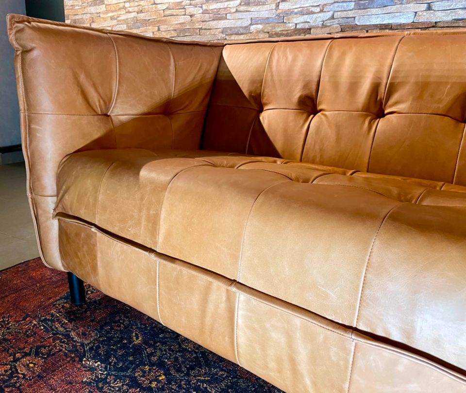 Vintage Kamelleder 3 er Couch Sahara Sofa Echt Leder Chesterfield Cognac braun Wohnzimmer Empfang Wartezimmer Kanzlei NEU in Schwalmtal