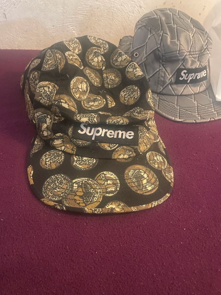 Supreme caps 2x mit Tüte in Verden