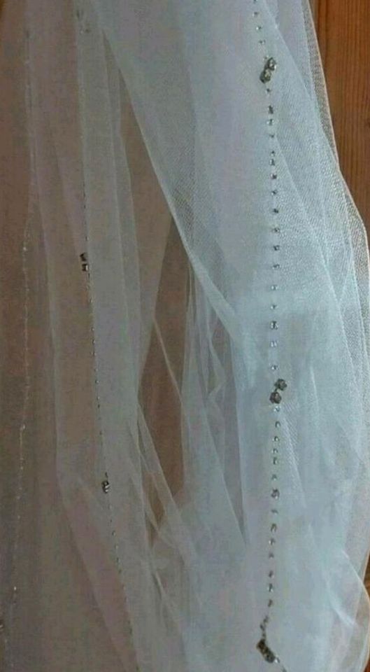 Brautkleid Hochzeitskleid Prinzessin ivory 38 M Schleier Reifrock in Klein Vielen