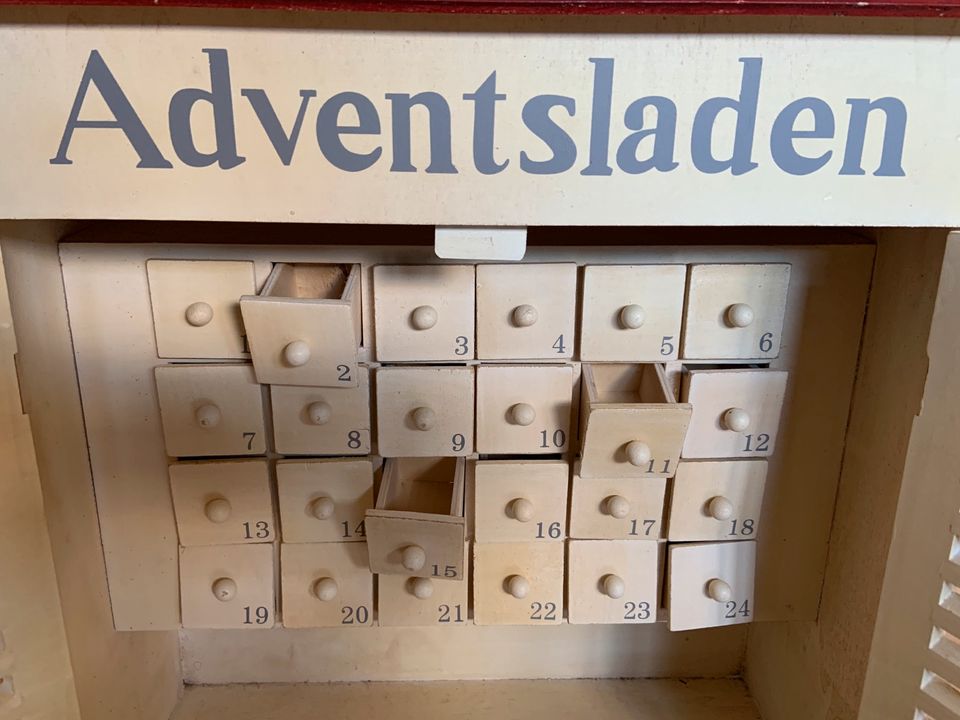 Adventsladen aus Holz in Hartenstein