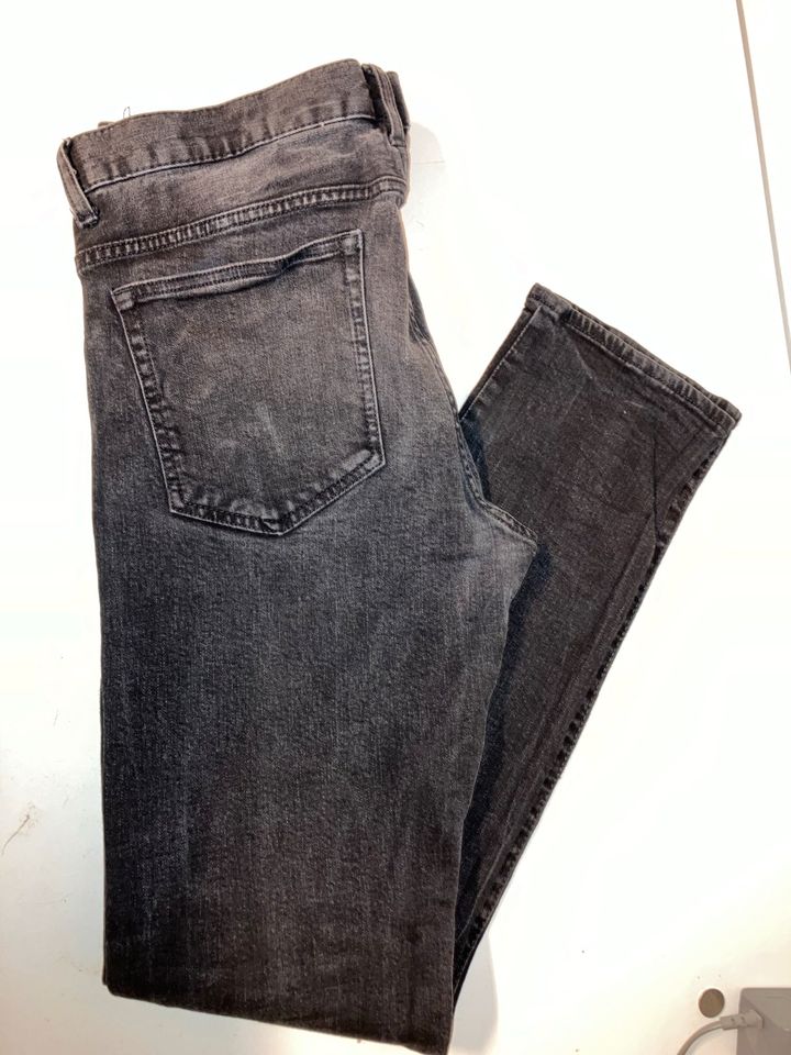 H&M  Jeans*schwarz*Knopfleiste*Slim*Größe 34/34* in Frechen