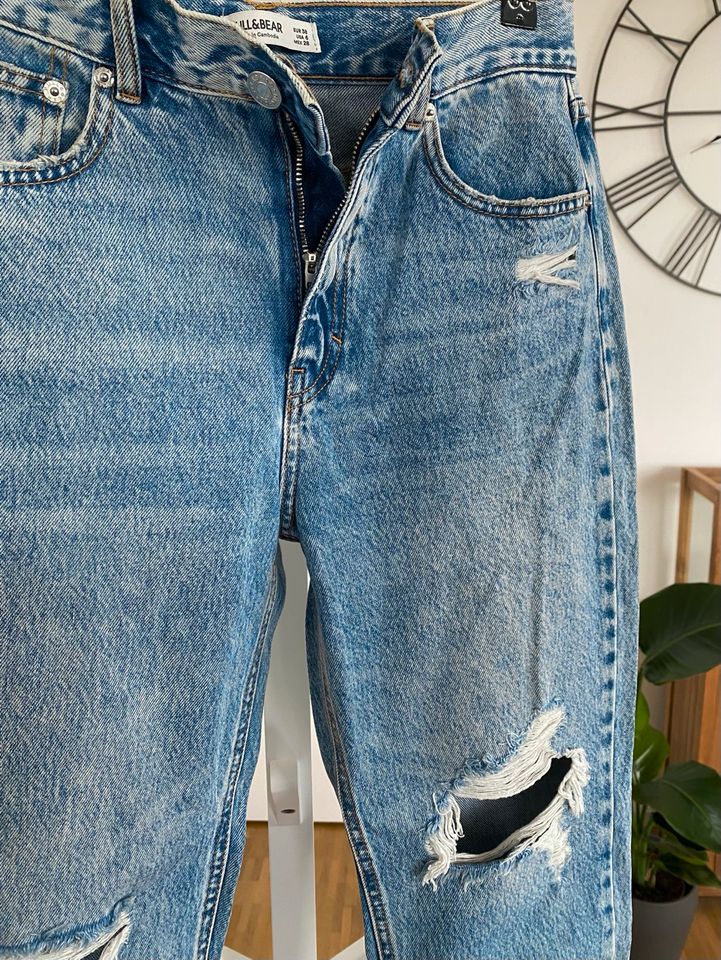 Pull&Bear Mom Jeans cropped mit Rissen High Waist mittelblau in Freiburg im Breisgau