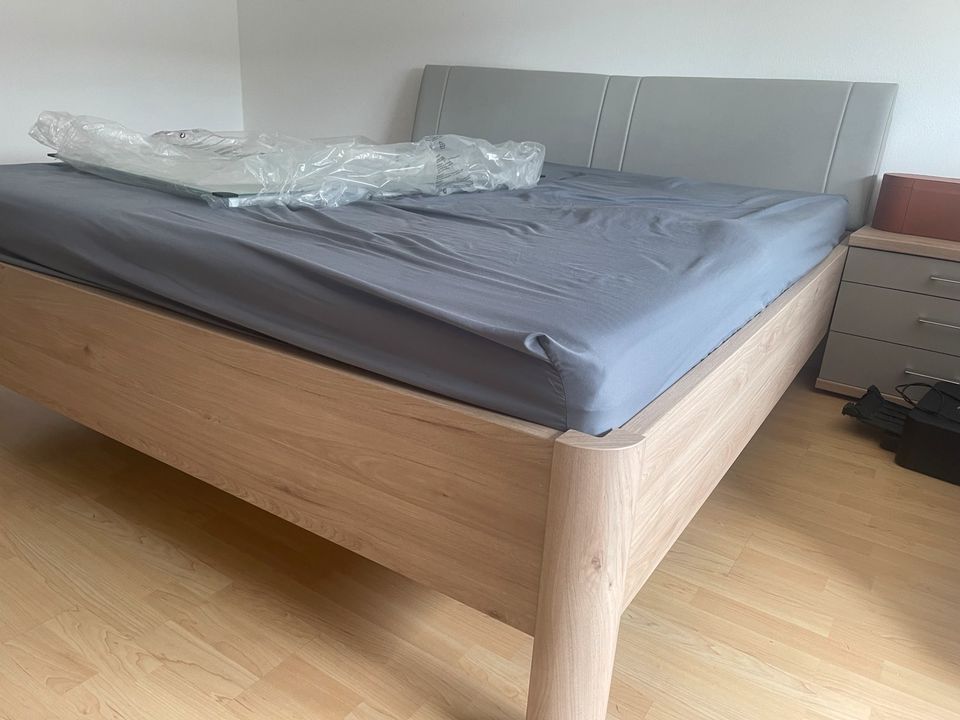 Bett und regal zu verkaufen! in Eggenfelden