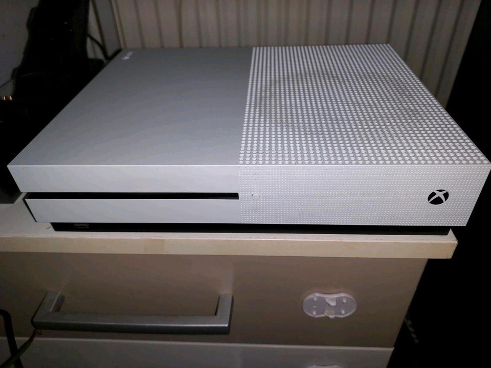Xbox One S 1TB Speicher 3 Controller. in Wienburg