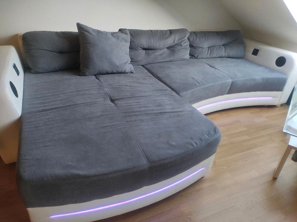 Sofa mit LED & Soundsystem in Osnabrück