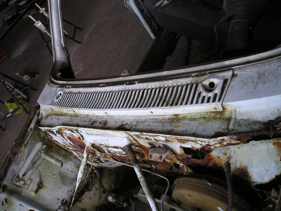 Mercedes W114, W115 Lüftungsgitter, Lufteinlass in Flieth-Stegelitz