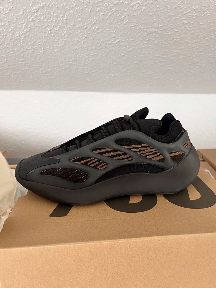 Yeezy Boost 700 V3 Clay Brown Gr. 45 1/3 NEU in Frankfurt am Main