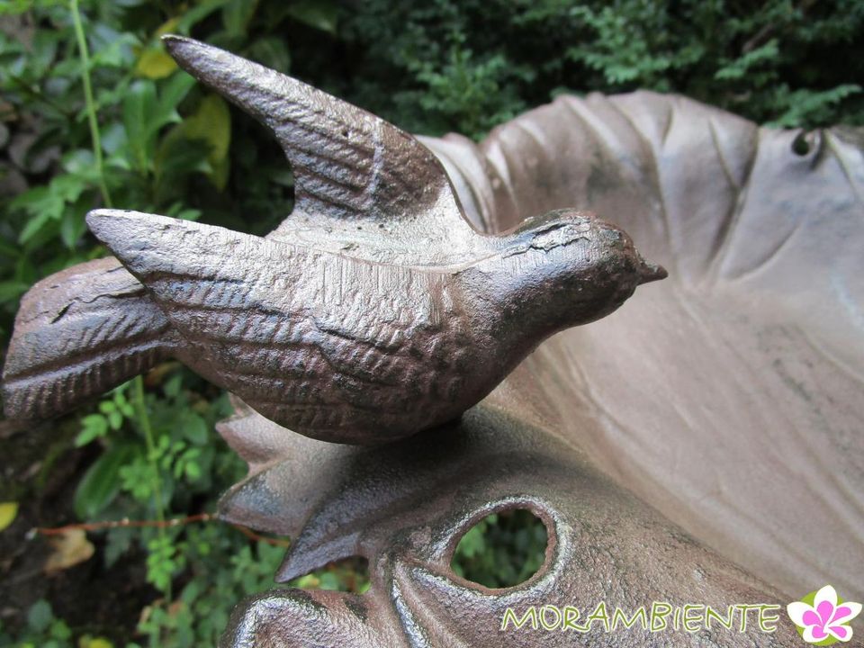 Vogeltränke  "Blatt mit Tauben" aus Gusseisen in Edewecht