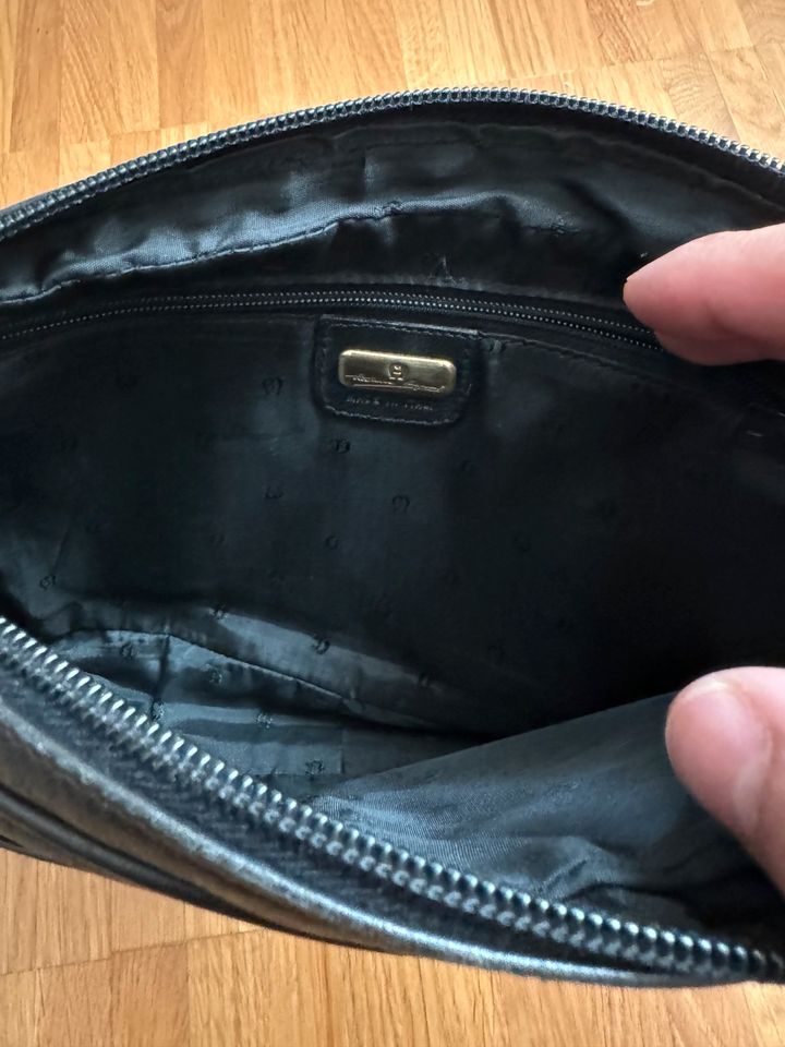 Aigner Tasche kompakt Leder schwarz 27cm x 18cm in Düsseldorf