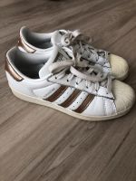 Adidas Superstar Sneaker, Gr. 38, weiß mit gold metallic Streifen München - Pasing-Obermenzing Vorschau