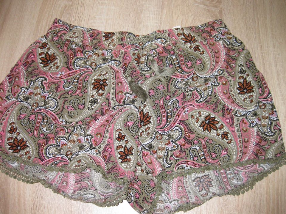 Hailys Pants leichte Shorts - M - paisley - rose mit weiss khaki in Ratingen