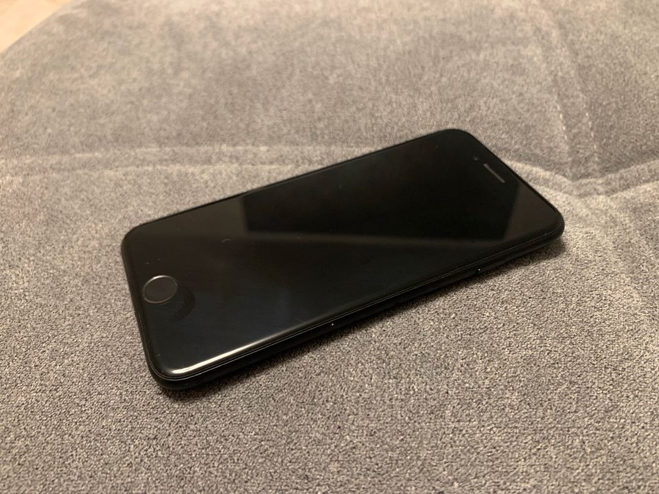 Apple iPhone 7 128GB in schwarz Telefon Smartphone Handy in Beimerstetten