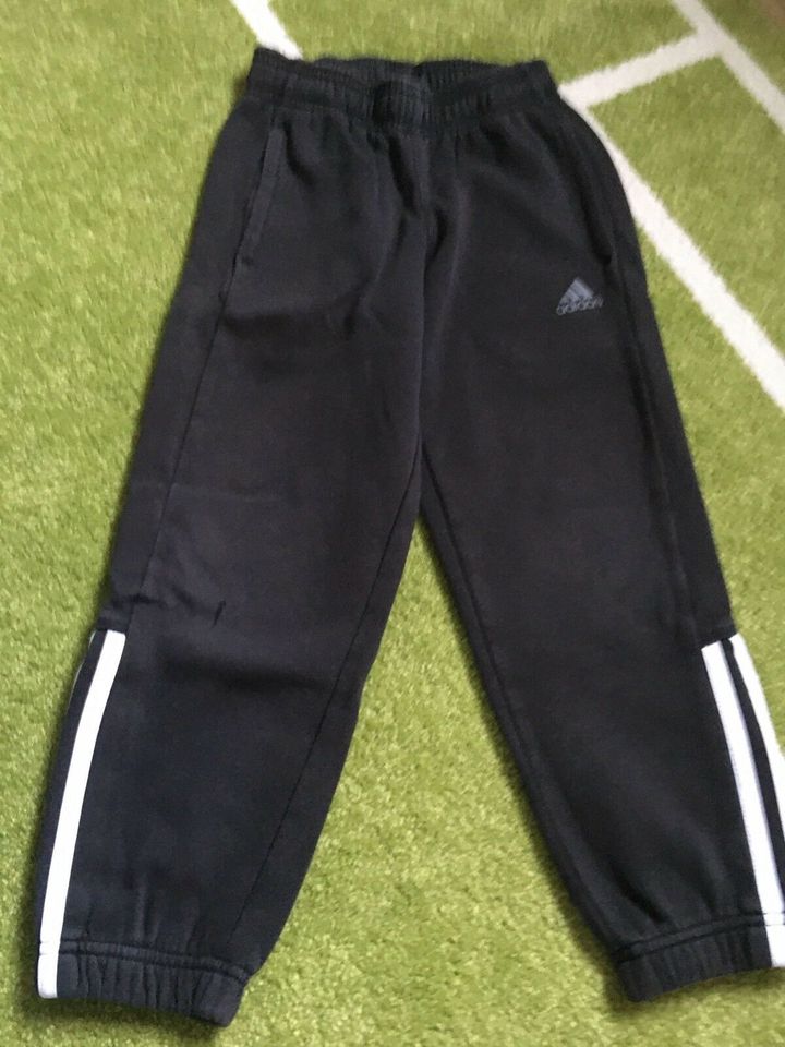 Adidas Jogginganzug Gr. 116 in Pforzen