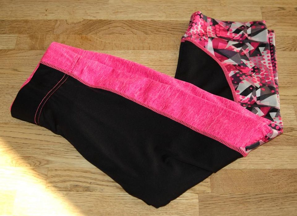 Sporthose / Leggings 3/4 lang schwarz/pink Gr.152 in Senden