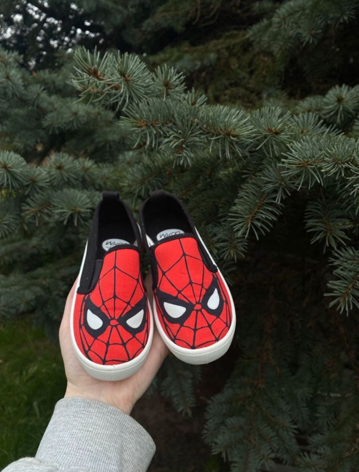 Kinderschuhe junge sneakers H&M marvel Schuhe in Berlin