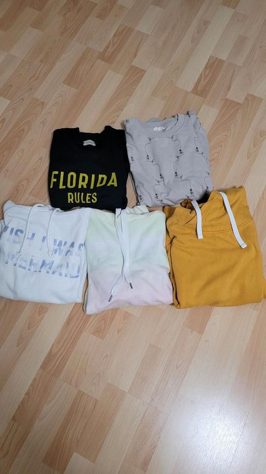 Damen Mädchen Bekleidungspaket Sweatshirts Hoodies Größe S in Frankfurt am Main
