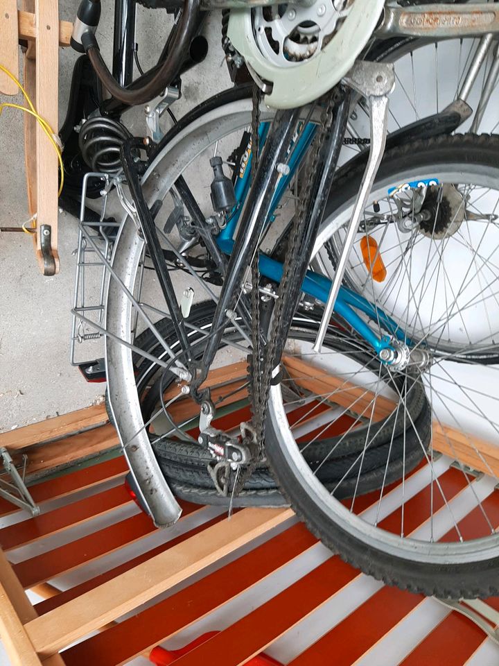 Herrenrad 28er ohne Hinterradfelge in Berlin