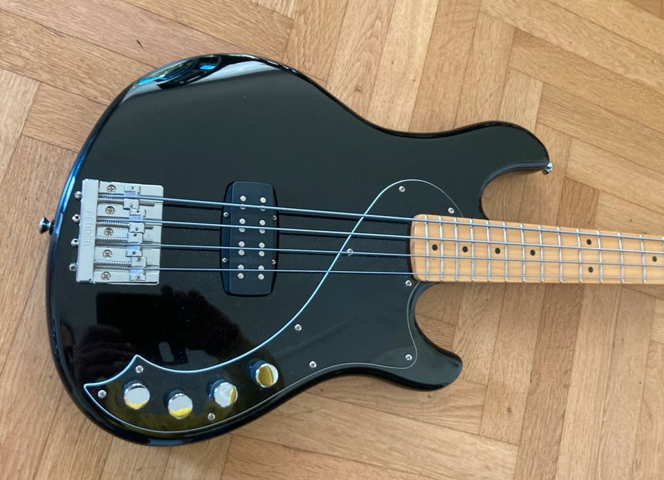 Squier/ fender Dimension Bass in Demmin