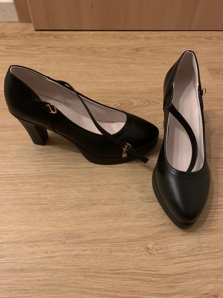 Schwarze High heels mit Riemchen in Nürnberg (Mittelfr)