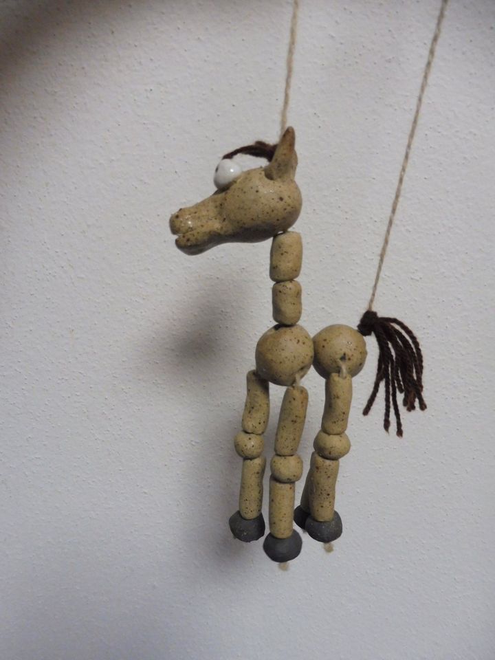 Marionette ausdrucksstarkes Pferd Pony getöpfert Handarbeit Ton in Rain Lech