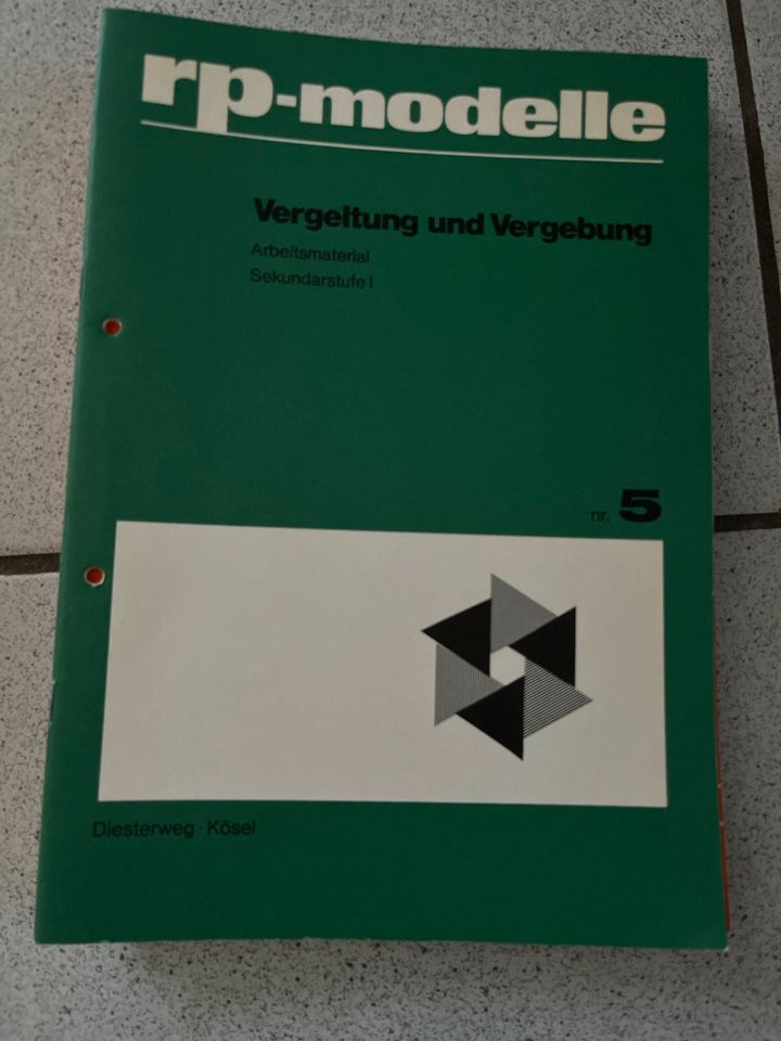 Material Religion Schule zu verschenken in Coppenbrügge