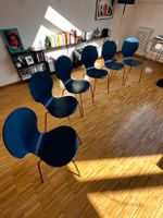 6x Stapelbare Scandi Esszimmerstühle in Blau und Messing Berlin - Mitte Vorschau