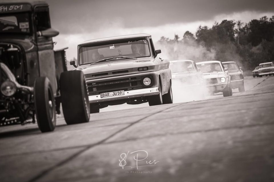 Chevrolet C10 Short Bed V8 Truck Pickup in Wandlitz