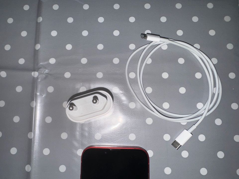 iPhone 13 Red Edition ( Rot ) 256gb + Ladepaket / wie neu! in Garlipp
