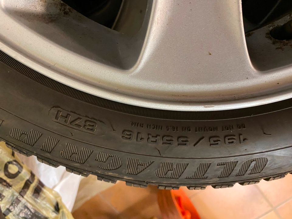 Winterreifen Goodyear Ultragrip auf Alu-Felgen BMW in Hannover