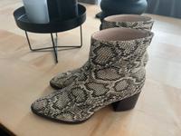 Stiefel Boots von Mango neuwertig Gr 41 Schlangenprint beige Bayern - Gaukönigshofen Vorschau