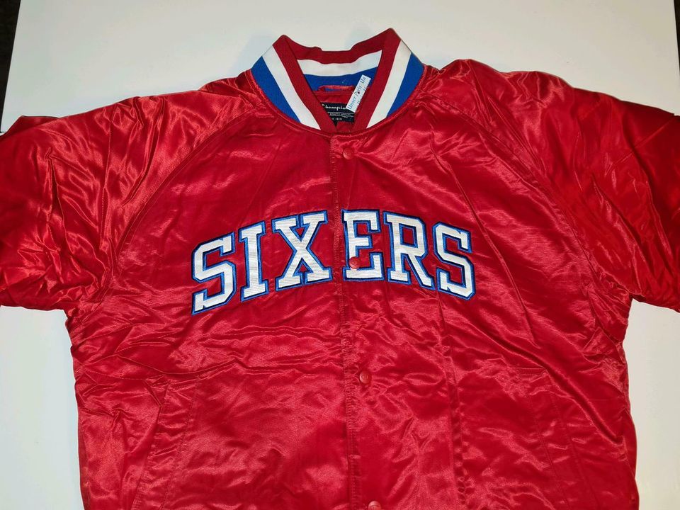 Champion NBA SIXERS retro Jacke NEU Gr. L rot in Frankfurt am Main