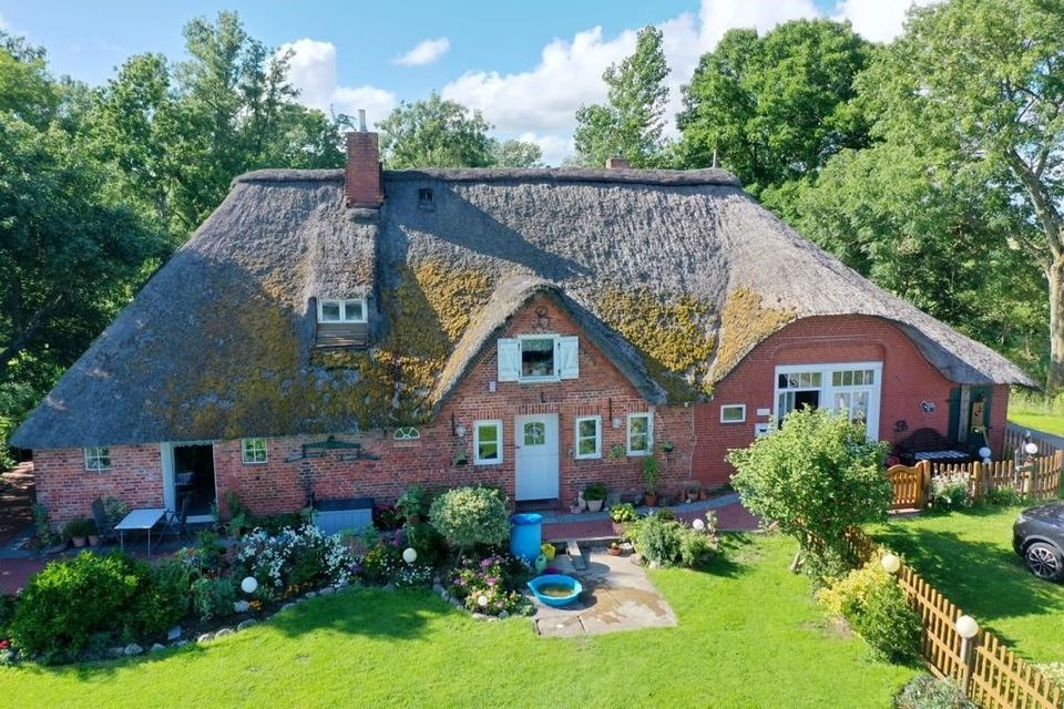 Landschaftstypisches Reetdachanwesen mit sofort verfügbarer Einliegerwohnung auf großem Grundstück in Witzwort