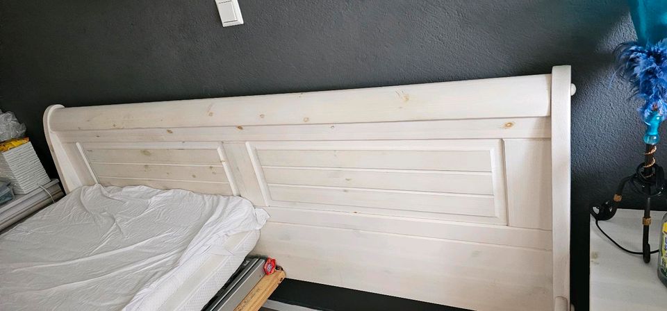 Bett + Bettkasten Massivholz weiß 180x200 OP war 1.200 € EILT in Fellbach