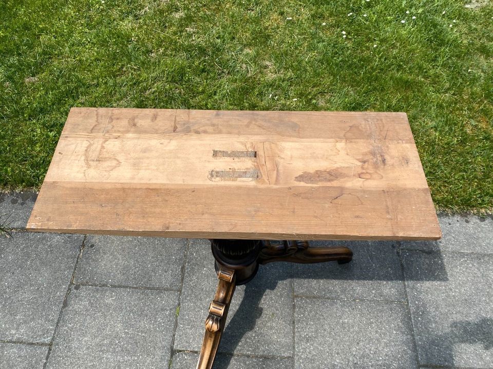 antikes Tischgestell aus Holz ohne Platte in Augsburg