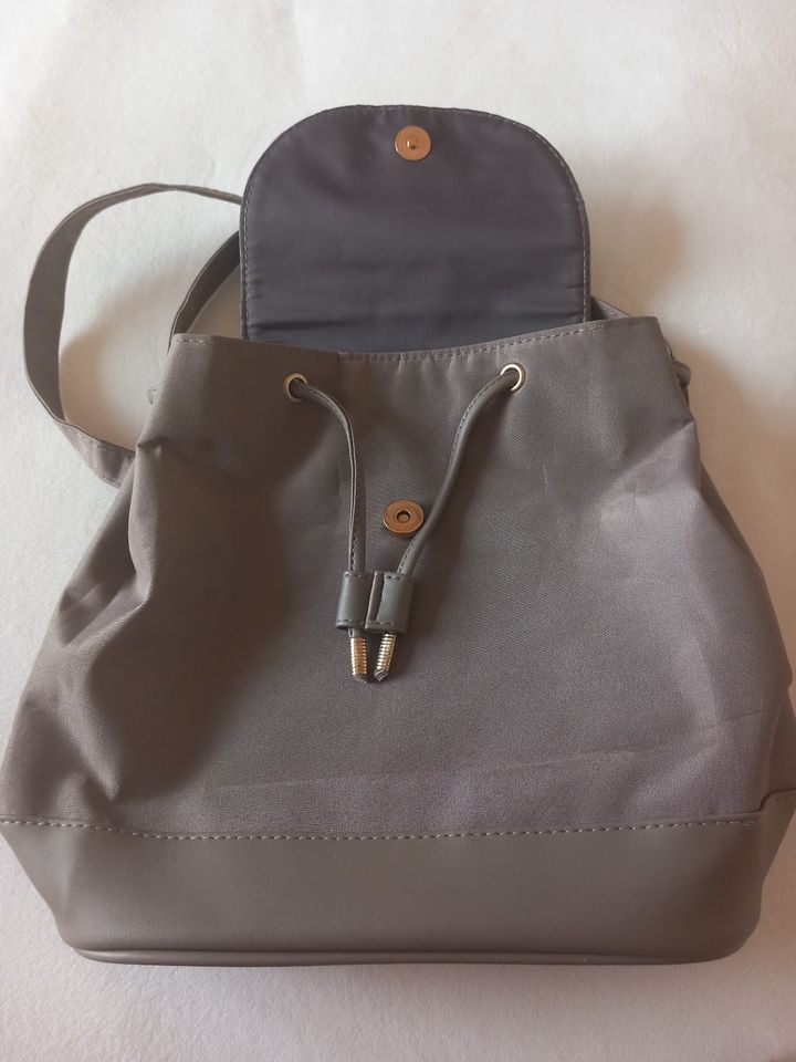 kl. Damenrucksack grau Blätter Ausstanzungen Goldmetalldetails Tr in Lutherstadt Wittenberg