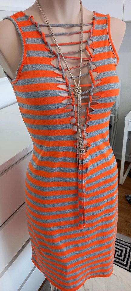 orangefarbenes Kleid in Kiel