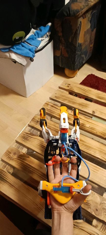 Selbst gebauter Roboterhandschuh in Wissen