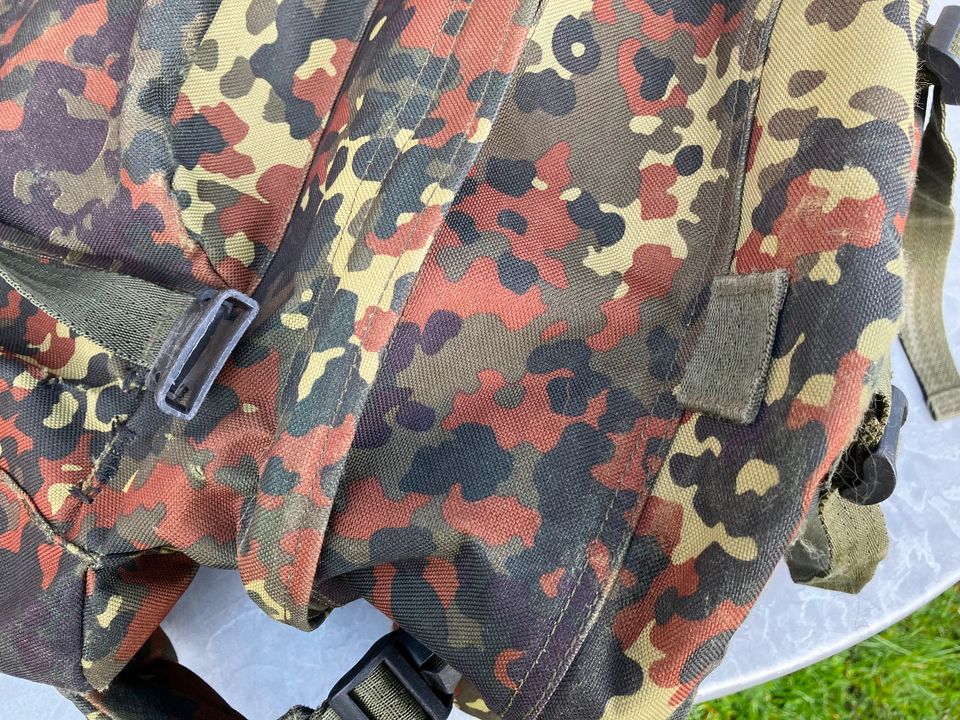 Tourenrucksack Rucksack im Bundeswehr Flecktarn reparaturbedürfti in Kaufering