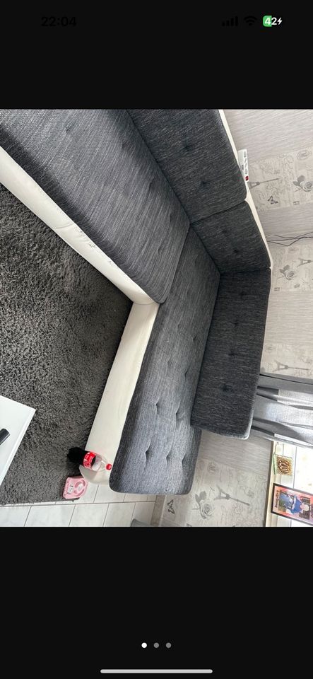 U Couch 4 Meter breit Leder Weis und Stoff oben grau in Rotenburg