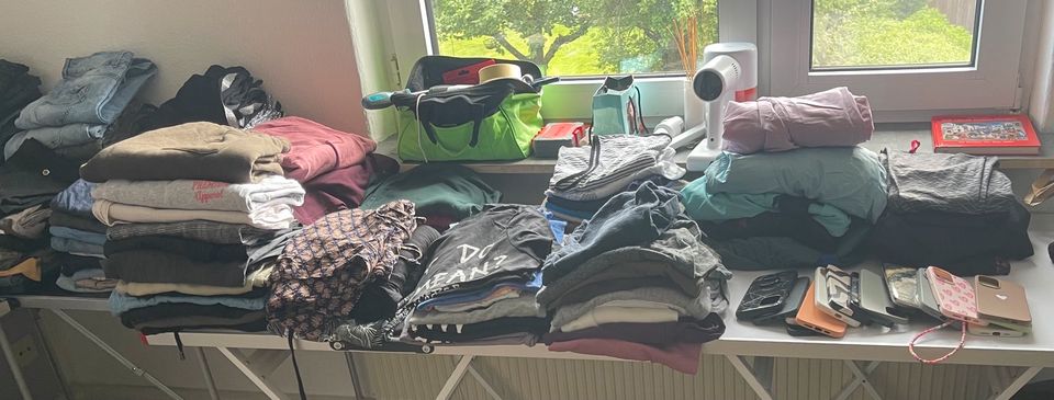 Wohnungsaufllösung Kleidung Taschen H&M Primark Zara Schuhe in Kassel