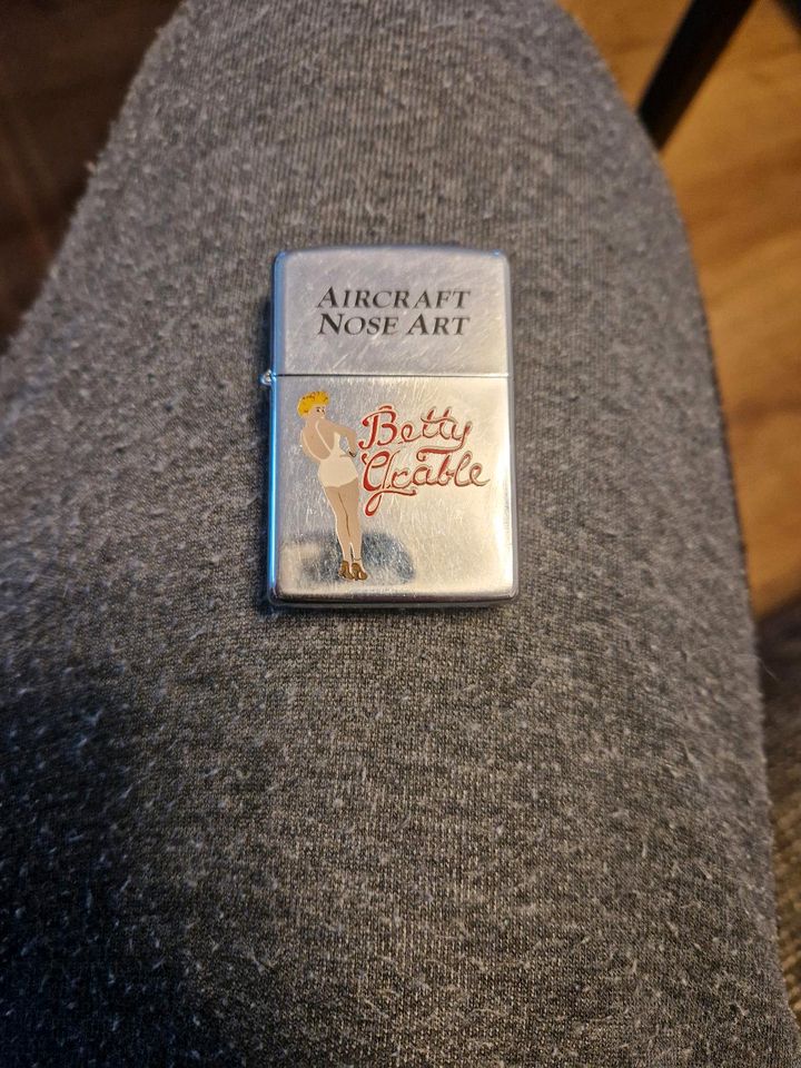 Zippo Feuerzeug Betty Grable, USA Aircraft in Herborn