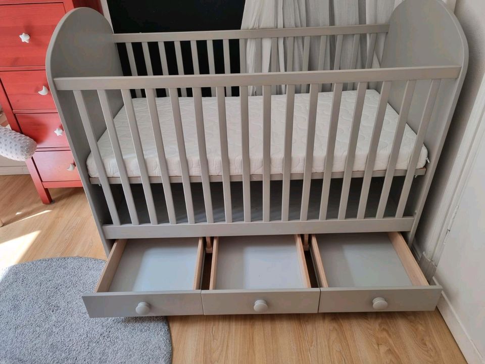 IKEA Babybett 70x140 mit Matratze und Spannbettlaken in Altena
