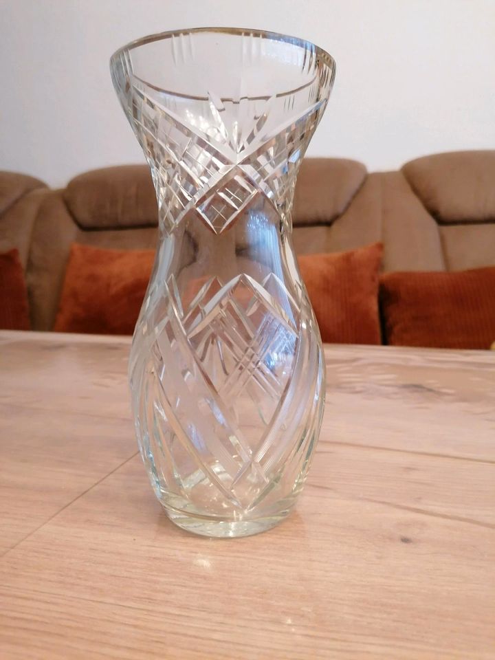 Kleine Glasvase mit geschliffenen Dekor in Leipzig