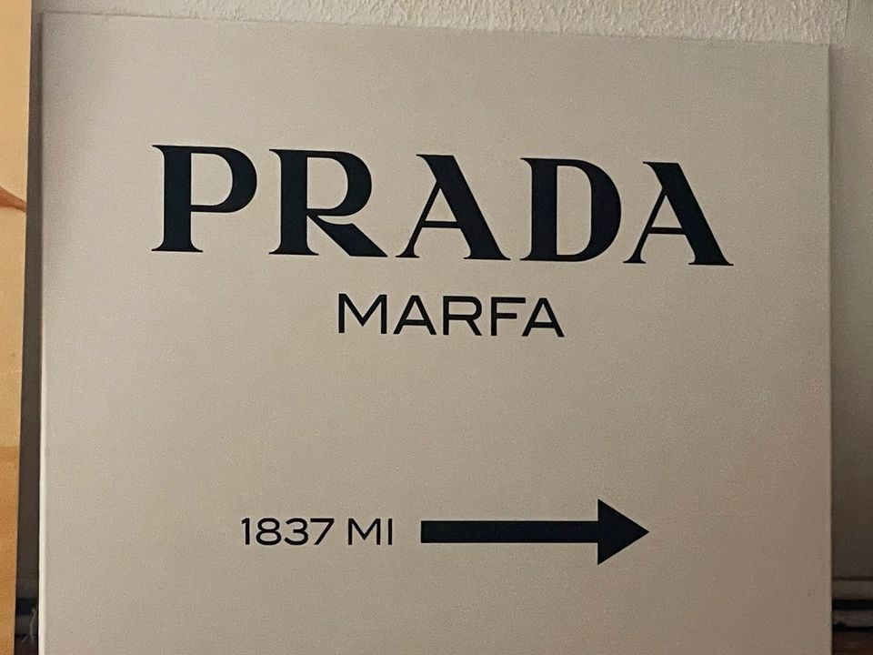 Prada Leinwand in Wolde