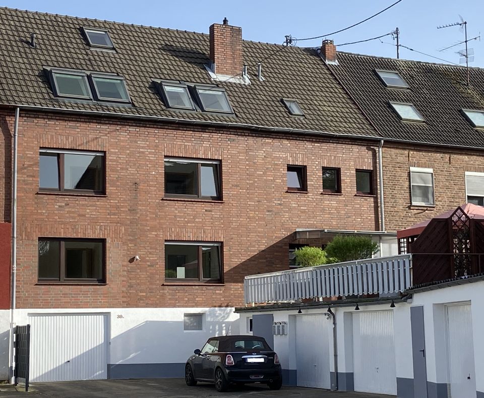 Raum für die ganze Familie – großes Haus mit 4 Garagen in Bornheim-Kardorf in Bornheim
