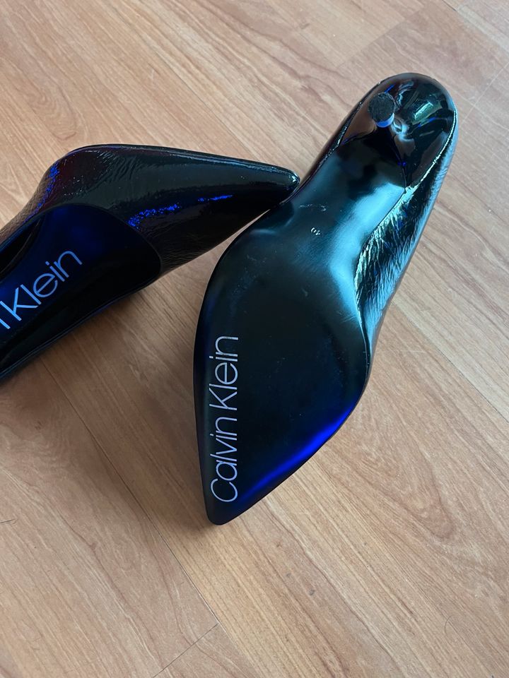 Schwarzer Calvin Klein Pumps Lackleder in Timmendorfer Strand 