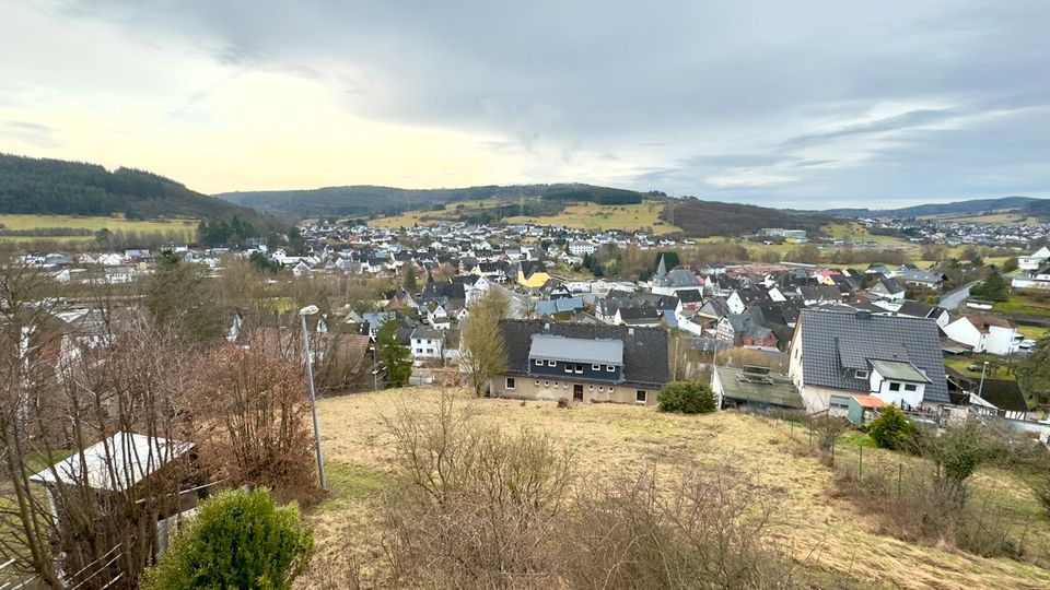 Geräumiges Wohnhaus mit 2 Garagen, tollem Ausblick und vielen Möglichkeiten in Mittenaar